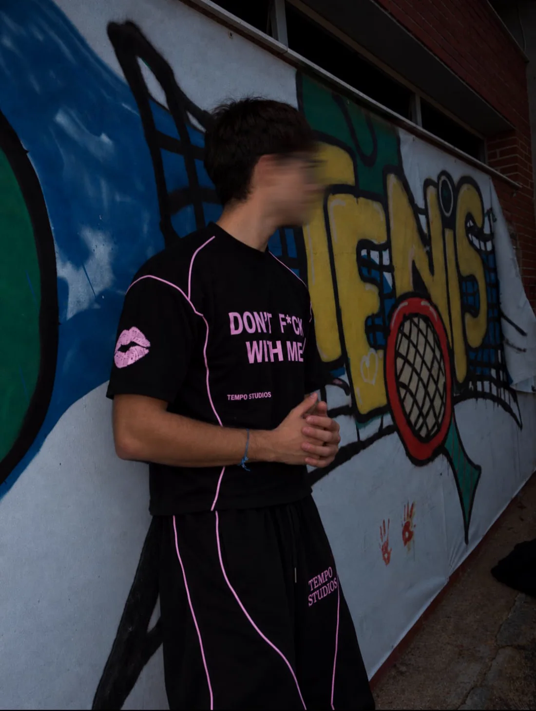El conjunto llevado de perfil junto al muro